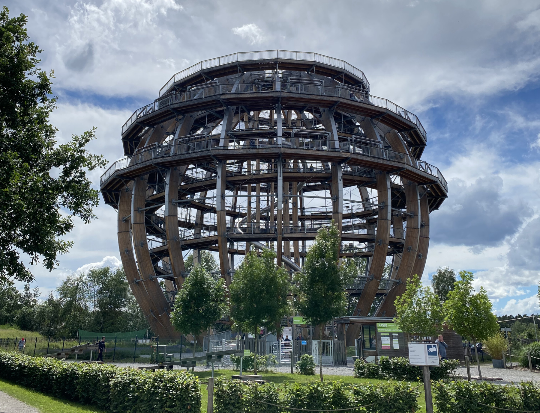 Erleben Sie die Magie der Erlebnisholzkugel: Ein architektonisches Wunder im Herzen des Bayerischen Waldes